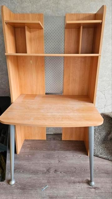 Bureau met opbergruimte beschikbaar voor biedingen