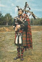 Britse Ansichtkaart van een Pipe Major, Ophalen of Verzenden, 1960 tot 1980, Gelopen, Muziek
