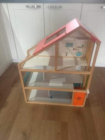 Grote poppenhuis beschikbaar voor biedingen