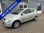 Hyundai i20 1.2i DynamicVersion (bj 2010), Auto's, Gebruikt, Zwart, 4 cilinders, Origineel Nederlands