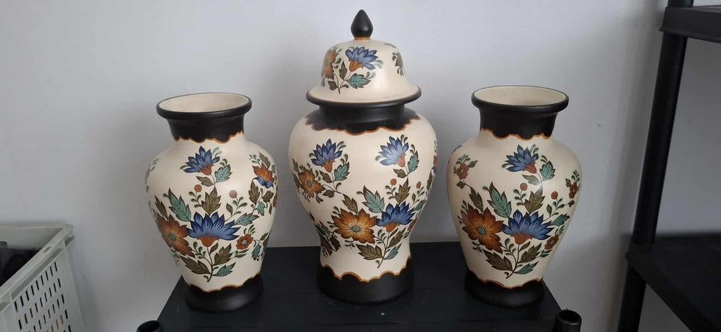 Driedelig kaststel van Flora Gouda Plateel Holland, Ophalen