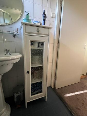 Mooie witte kastjes  beschikbaar voor biedingen