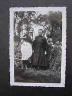 Kleine foto: Oma / opoe en kleindochter met hond; 1936, Ophalen of Verzenden, Voor 1940, Gebruikt, Foto