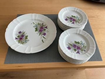 Te koop aangeboden gebakstel met bloemmotief. beschikbaar voor biedingen