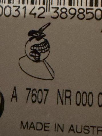 Swarovski wereldbol gesigneerd op de bol. beschikbaar voor biedingen