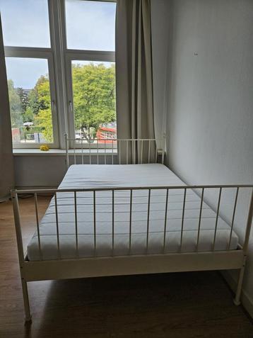Bed met bijna nieuw matras