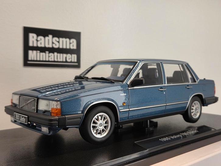 AKTIE Volvo 760 Turbo - Blauw - 1:18 Triple9, Hobby en Vrije tijd, Modelauto's | 1:18, Nieuw, Auto, Ophalen of Verzenden