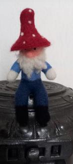 Paddestoel kabouter van wol, kerst decoratie, Hobby en Vrije tijd, Vilt, Ophalen of Verzenden, Nieuw, Figuurtje(s), Wolvilt
