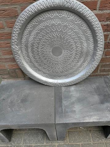 Metalen dienblad beschikbaar voor biedingen