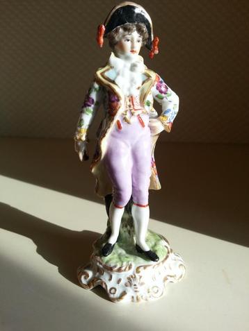 Zeer fraai porseleinen BEELDJE heel fijn handbeschilderd beschikbaar voor biedingen