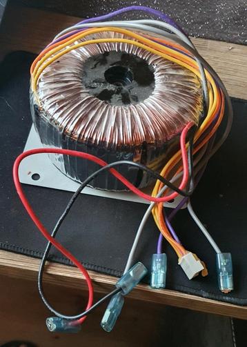 Ringkertrafo uit een Behringer Europower PMP2000 Power Mixer beschikbaar voor biedingen