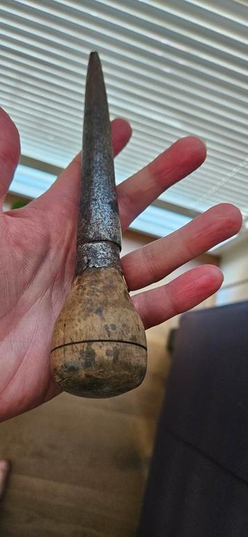 Oude priem met houten handvat zeilmakerij  beschikbaar voor biedingen