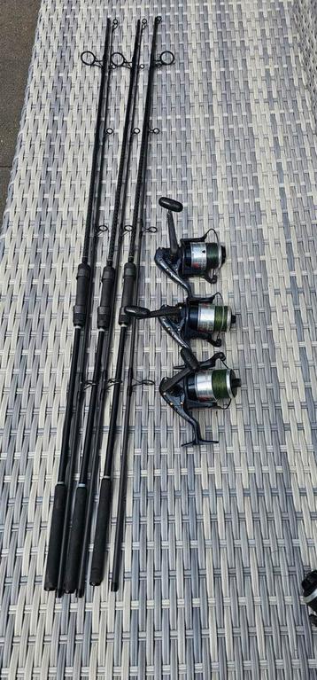 Karper set hengels en molens beschikbaar voor biedingen