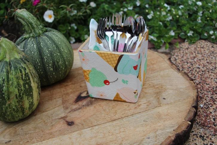 Handgemaakte keramieken houder met ijsjes print, Huis en Inrichting, Woonaccessoires | Vazen, Nieuw, Overige kleuren, Minder dan 50 cm