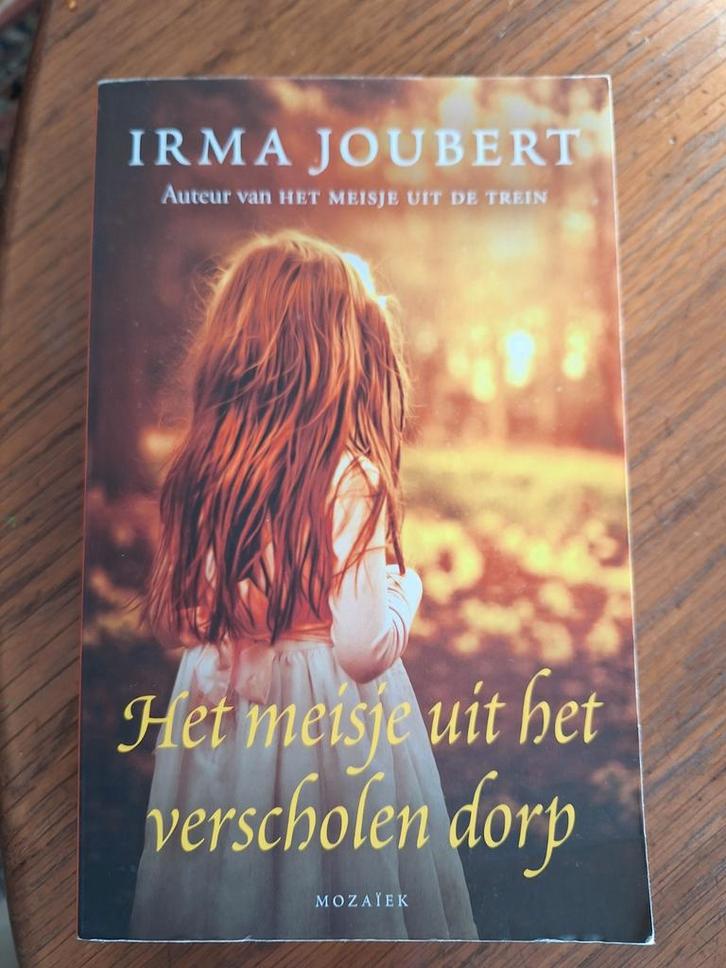 Irma Joubert - Het meisje uit het verscholen dorp, Boeken, Historische romans, Zo goed als nieuw, Ophalen of Verzenden