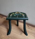 Oud groen houten handbeschilderd krukje - driepoot, Huis en Inrichting, Krukjes, Ophalen of Verzenden, Gebruikt, Hout
