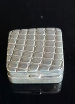 Zilveren pillendoosje met motief, Ophalen of Verzenden, Zilver