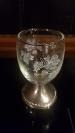 Glas op verzilverd voetje, gedecoreerd met tros druiven, Antiek en Kunst, Ophalen of Verzenden