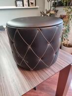Zwarte poef / voetenbank / vintage, Ophalen, Gebruikt, Rond, Minder dan 50 cm