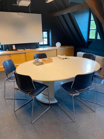 Tafel met 6 stoelen beschikbaar voor biedingen
