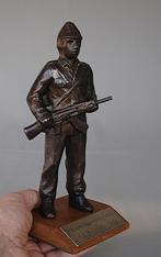 Soldaat met AK-47 Brons Beeld 2kilo 24cm Militair Volksleger, Ophalen of Verzenden