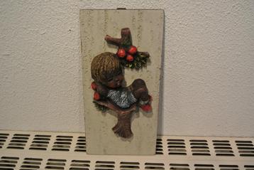  Vintage Plaquette Meisje zit/leunt in Appelboom beschikbaar voor biedingen