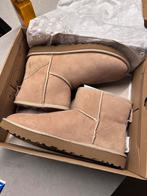 UGG Classic Short “Sand” maat 42 nieuw, Kleding | Dames, Verzenden, Zo goed als nieuw, Sneakers of Gympen
