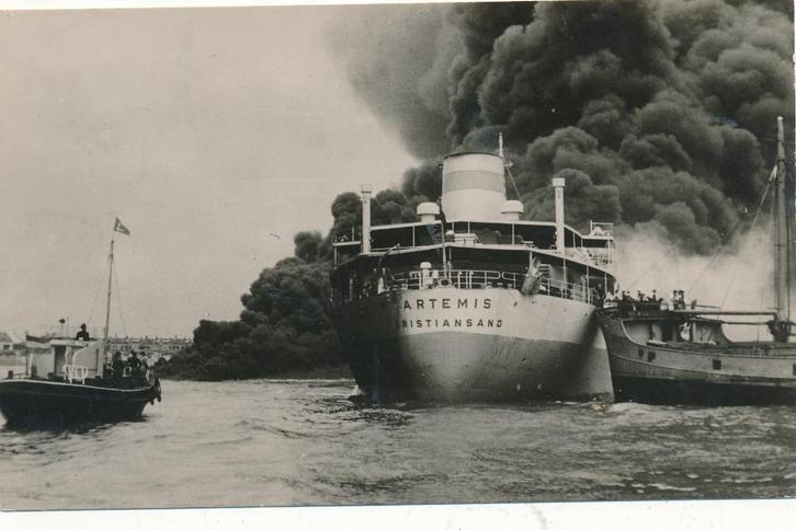 1186  Hoek van Holland  De brandende Noorse tanker Artemis, Verzamelen, Scheepvaart, Kaart, Foto of Prent, Ophalen of Verzenden