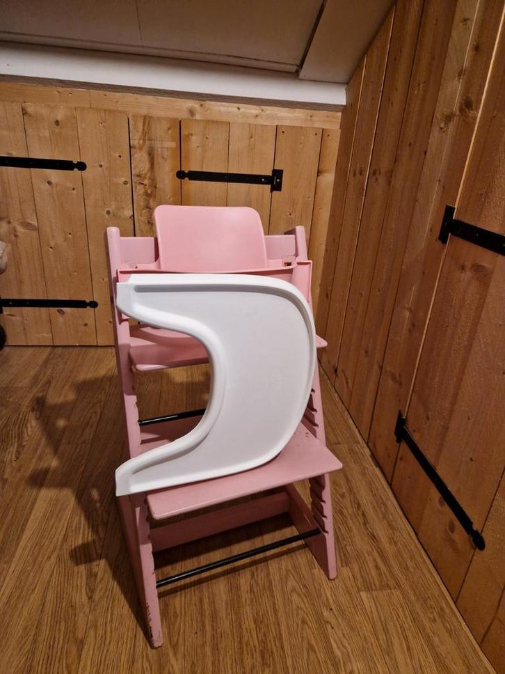 Stokke Tripp Trapp kinderstoel - Roze, Kinderen en Baby's, Kinderstoelen, Gebruikt, Meegroeistoel, Afneembaar eetblad, Gordel(s)