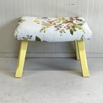 Vintage voetenbankje krukje nieuw gestoffeerd bloem pastel, Hout, Minder dan 50 cm, Gebruikt, Landelijk brocante