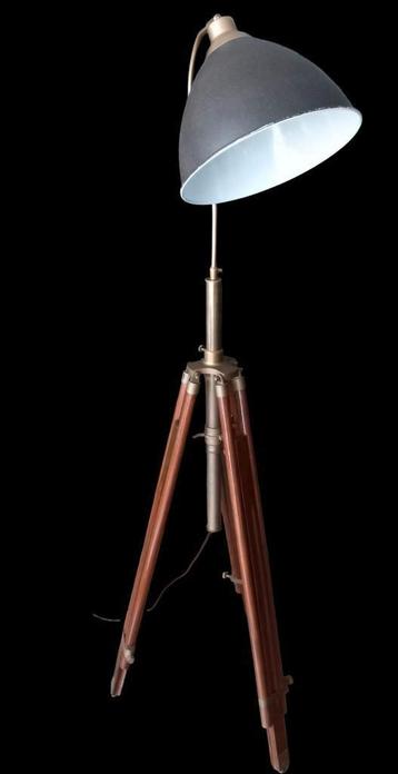 Unieke Art Deco Vloerlamp met houten Statief  beschikbaar voor biedingen