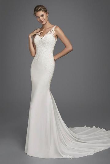 Mooie aansluitende fit and flare trouwjurk Luna Novias  beschikbaar voor biedingen