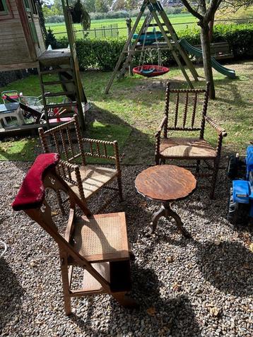 Antieke stoelen en tafeltje te koop. beschikbaar voor biedingen