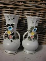 2 Vintage Vaasjes met Bloemdecoratie - 15 cm, Gebruikt, Wit, Aardewerk of Porselein, Ophalen of Verzenden