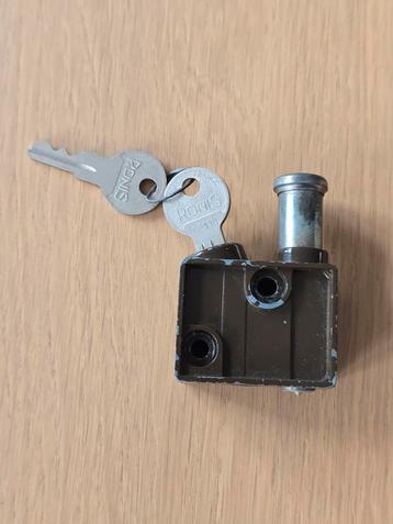 Antiek Frans RONIS slot met 2 sleutels. Werkt 100% €7,50 beschikbaar voor biedingen