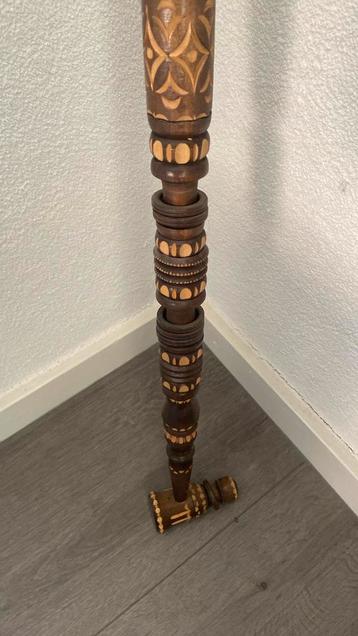 Houten decoratieve staander beschikbaar voor biedingen
