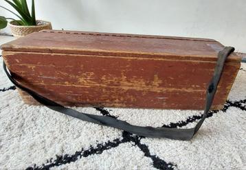Antieke houten gereedschapskist met draagband