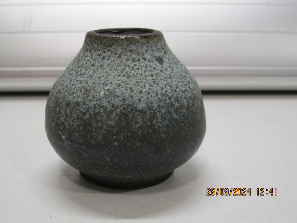 ravelli vaasje klein chipje onderop 6 cm hoog 7 cm dia (317), Antiek en Kunst, Antiek | Keramiek en Aardewerk, Ophalen of Verzenden
