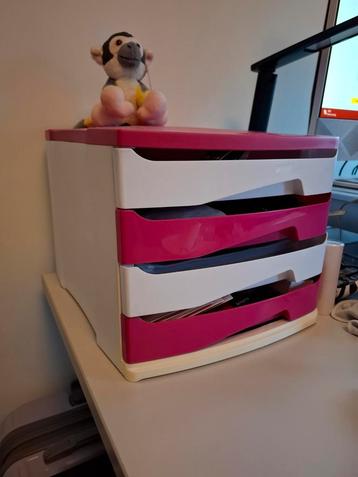 Ladeblokje van kunstof voor op een bureau of tafel A4 form. beschikbaar voor biedingen