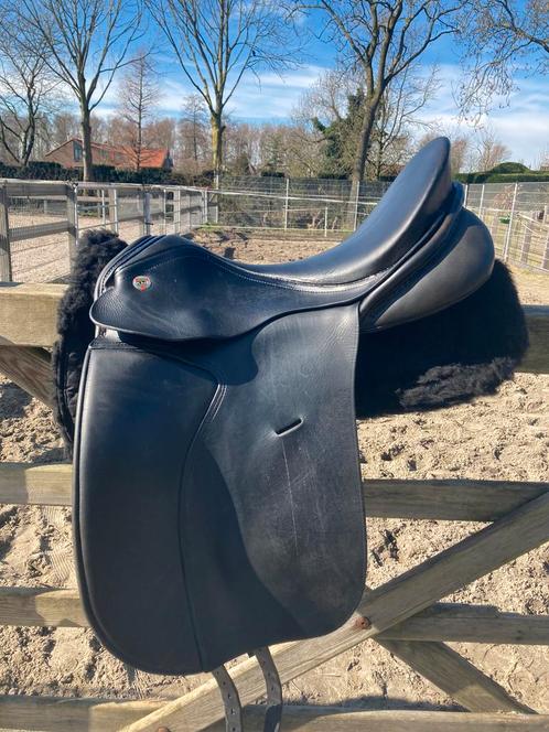 KN Allegro dressuurzadel 17,5 inch, Dieren en Toebehoren, Paarden en Pony's | Zadels, Gebruikt, Dressuur, Ophalen of Verzenden