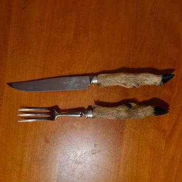 Oud Frans vleesmes en vork met hertepootjes beschikbaar voor biedingen