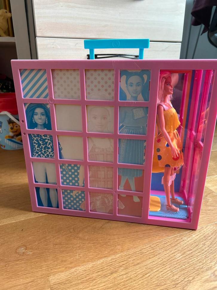 Barbie Kledingkast Speelset, Kinderen en Baby's, Speelgoed | Poppen, Zo goed als nieuw, Barbie, Ophalen