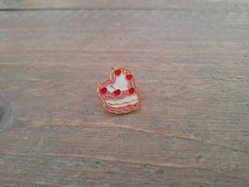 1 pin van een bruidstaart in de vorm van een hart te koop beschikbaar voor biedingen
