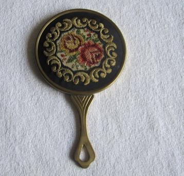 Spiegeltje met fraai geborduurd petit point beschikbaar voor biedingen
