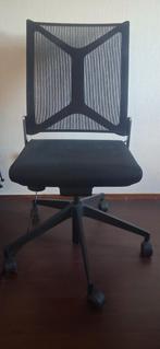 Zwarte bureaustoel met mesh rugleuning, Ophalen