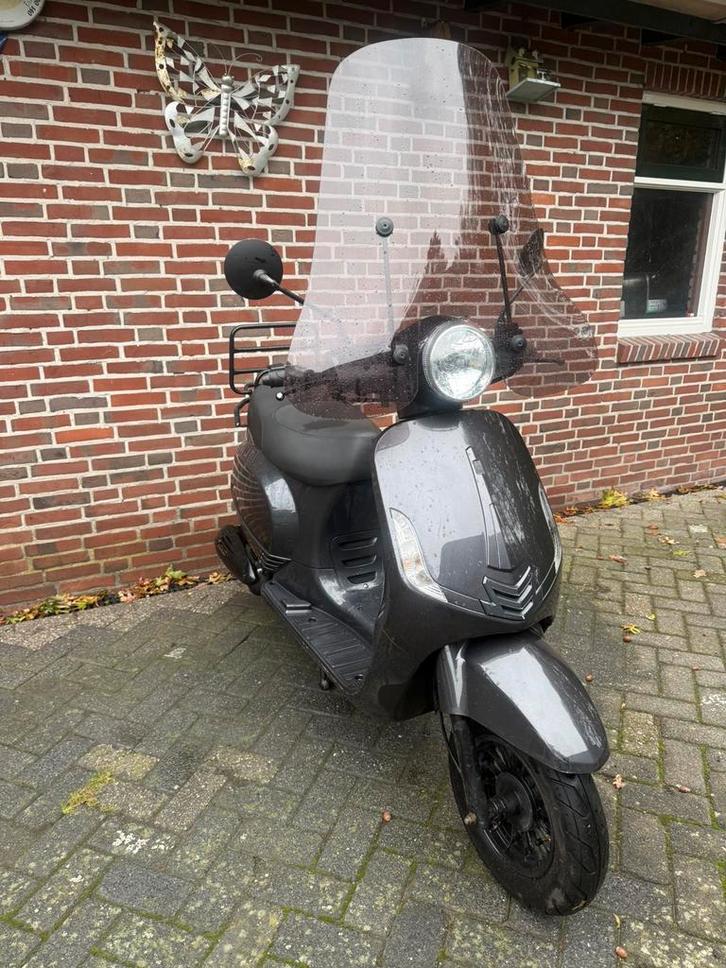 La Souris Sourini–Donkergrijs–Geel kenteken–2021–6.919 km, Fietsen en Brommers, Snorfietsen en Snorscooters, Zo goed als nieuw