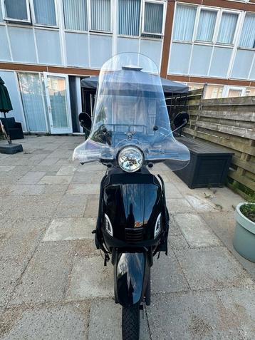 Mooie zwarte scooter Capri uit oktober 2020 beschikbaar voor biedingen