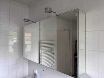 Spiegelkast met verlichting en stopcontact beschikbaar voor biedingen