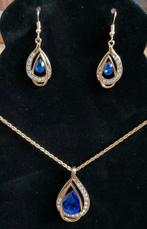 Sieradensetje, goudkleur, strass en blauwe steen. Nieuw!!, Nieuw, Ophalen of Verzenden, Goud, Overige materialen