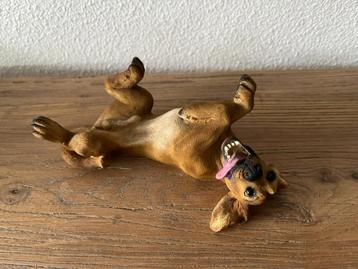 Leuke speelse labrador op zijn rug   beeldje beschikbaar voor biedingen